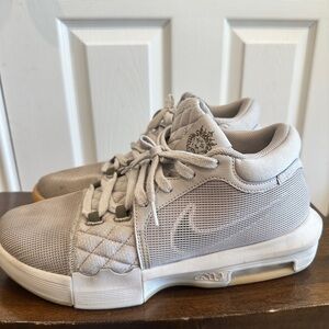 Nike mens LeBron witness 8 Sneakers size 10.5